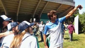 Facundo Díaz Acosta se sacó selfies con los hinchas después del triunfo ante el número 1 del mundo (Foto: Nicolás Quercia de Cinco Anillos)