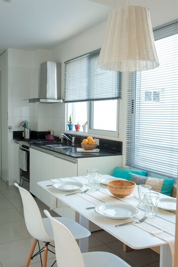 La cocina con muebles en