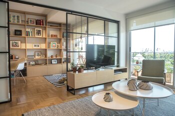 El living con mesa circular