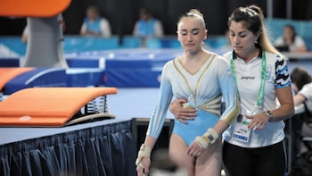 Olivia Araujo se retira de la competencia con el llanto que refleja su desilusión. Su entrenadora, Antonella Blanco, la contiene (Foto: @PrensaCOA)