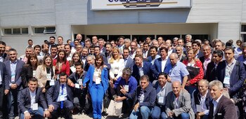 Verónica Magario junto a los intendentes que la respaldaron para continuar con su mandato (Prensa Verónica Magario)