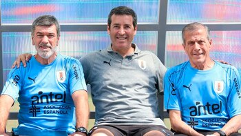 Vargas junto al maestro Tabárez