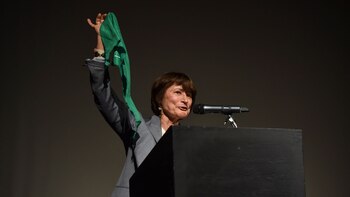 Catherine Millet levantando el pañuelo verde a favor de que se legalice el aborto en Argentina (Guille Llamos)