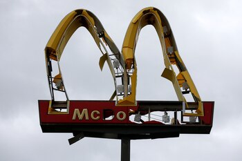Un cartel de McDonald’s dañando