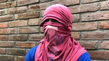 Un joven manifestante nicaragüense conversa