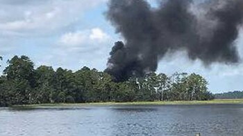 Una columna de humo se