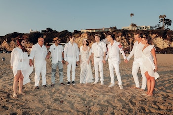 Rodeados de amigos, artistas y