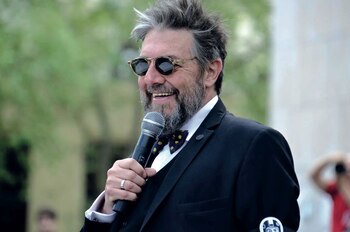 El Oso Marsán conduciendo el