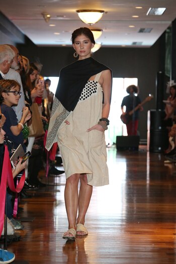 Vestido de lino teñido con