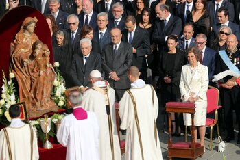 El papa durante la canonización.