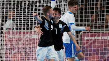 Con 18 años, es una