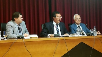 Marcelo Gullo (centro), flanqueado por