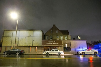 Fachada de la ex casa funeraria Cantrell en la ciudad de Detroit. Foto AP