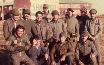 Mario Ramón Luna (agachado, segundo