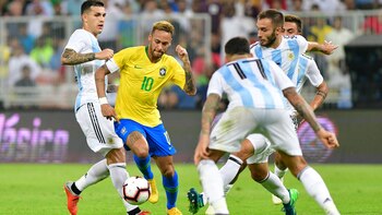 Neymar conduce el balón y