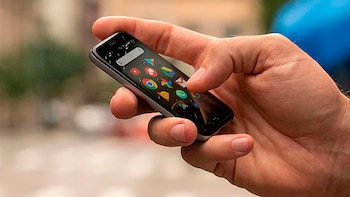 Este pequeño móvil tiene una