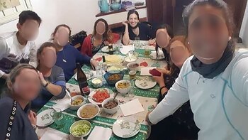 De negro, en el fondo,