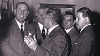 Enrique Pavón Pereyra (derecha) con