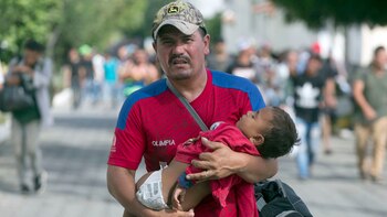 Un migrante hondureño lleva a