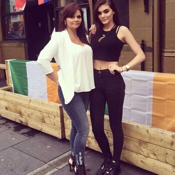 La modelo, junto a su