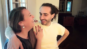 Cecilia y Juan Pablo: ella tiene dos parejas, él tiene tres. Conviven todos en Berazategui.