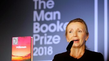 Anna Burns durante la entrega