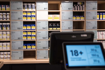 Góndolas de un dispensario de