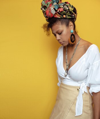 Top con mangas acampanadas ($