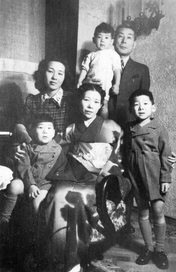 Sugihara con su familia, en
