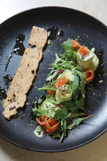 Roll de zucchini, salmón y