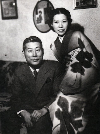 Sugihara, junto a su esposa,