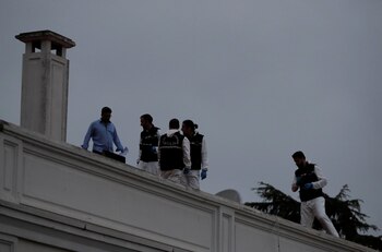 Expertos turcos revisan el techo