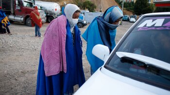 Los migrantes se envuelven en