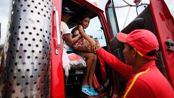 Mucho venezolanos intentan recibir aventones,