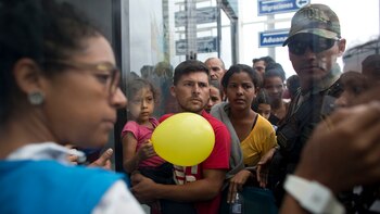 Venezolanos esperan para ser atendidos