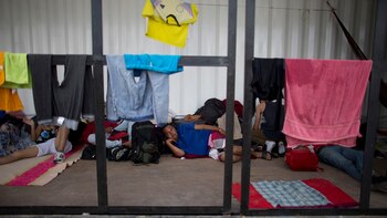 Migrantes esperan su turno en