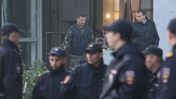 Policías y investigadores rusos trabajan