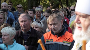 Un sacerdote ortodoxo lleva a