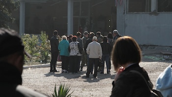 Las personas se reúnen fuera