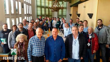 Pandolfi (camisa azul) y el