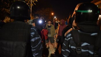 Vecinos frente al cordón de