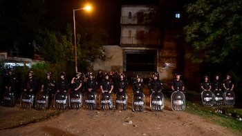 Barricada policial frente al complejo