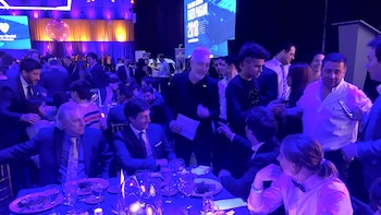 El conductor Andy Kusnetzoff dialoga