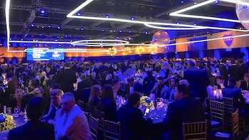 La cancha montada con luces