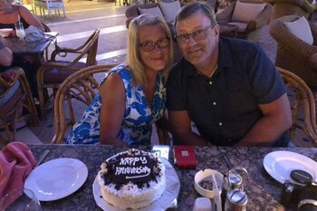 David Humphries, con su esposa,