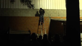 Uno de los efectivos observa