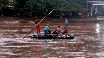 Balseros ayudan a migrantes hondureños