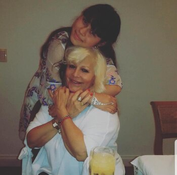 Luisa Albinoni con su hija,