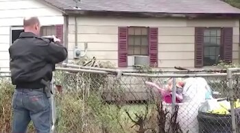 Agentes de la policía toman