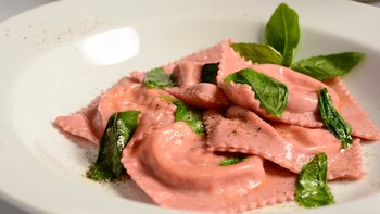 Raviolones rellenos de mortadela con